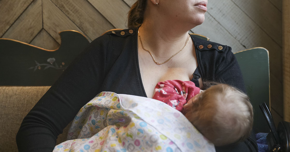 Waitress Offers Free Pizza to Breastfeeding Mother