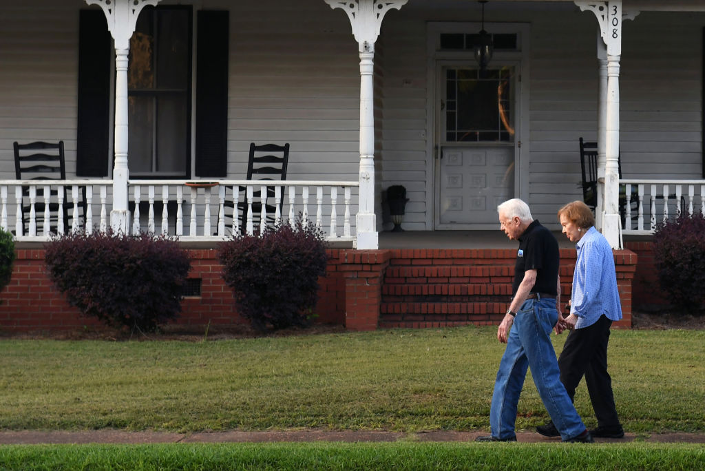 Former President Jimmy Carter lives a humble life in a $ 210,000 home and shops at the neighborhood General Dollar.