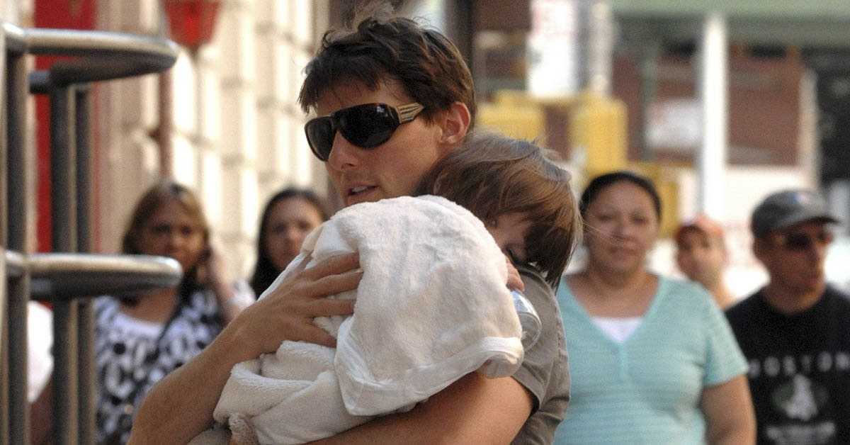 16-year-old Suri Cruise Is the ideal combination of her parents. Tom Cruise with his mother Katie Holmes is a celebrity.