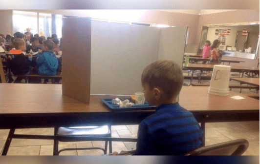 Mom pays a visit to her tardy 6-year-old son during lunch, only to discover that he has been ‘publicly shamed’ by his instructors.