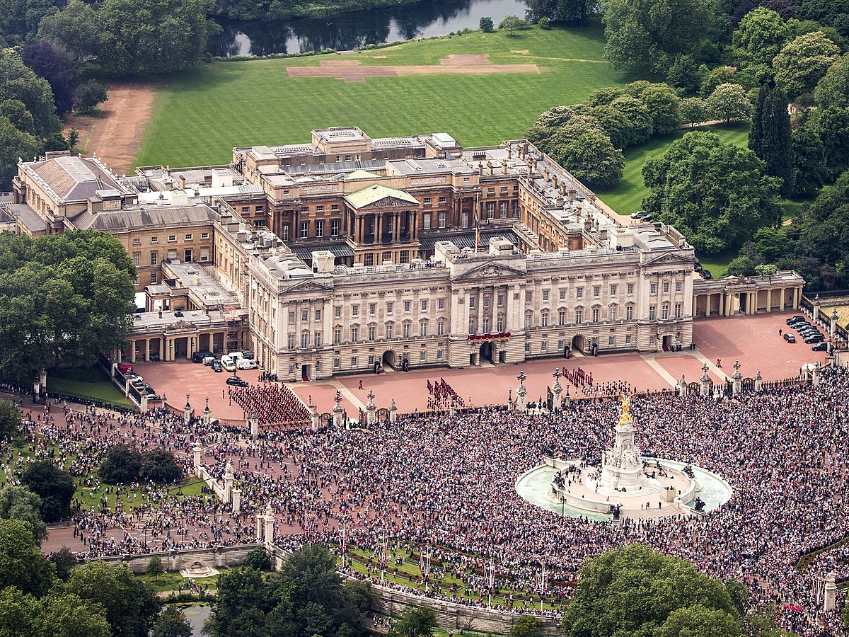 ‘Controlled Explosion’ in Front of Buckingham Palace Following a man carrying a’suspicious bag’ throwing items into the ground