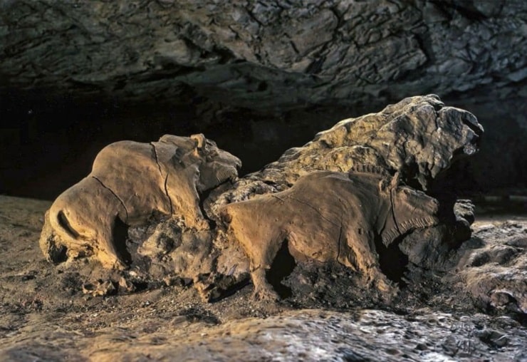 The Amazing Discovery of 15,000-Year-Old Bison Sculptures in a French Cave: Unveiling the Past