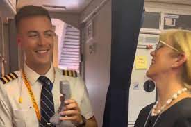 Pilot’s Heartwarming Tribute to Flight-Attendant Mom Leaves Passengers in Tears