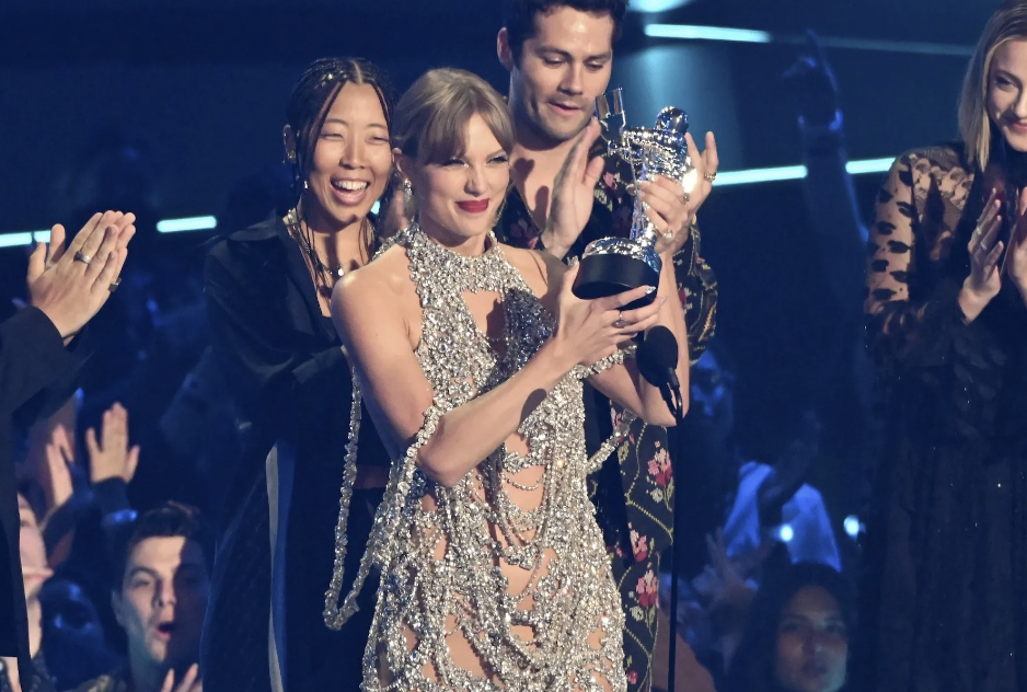 Taylor Swift Shines at MTV VMAs with Second Consecutive Video of the Year Win